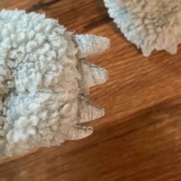 Gap baby grey claw slippers 0-3 month - Picture 3 of 8